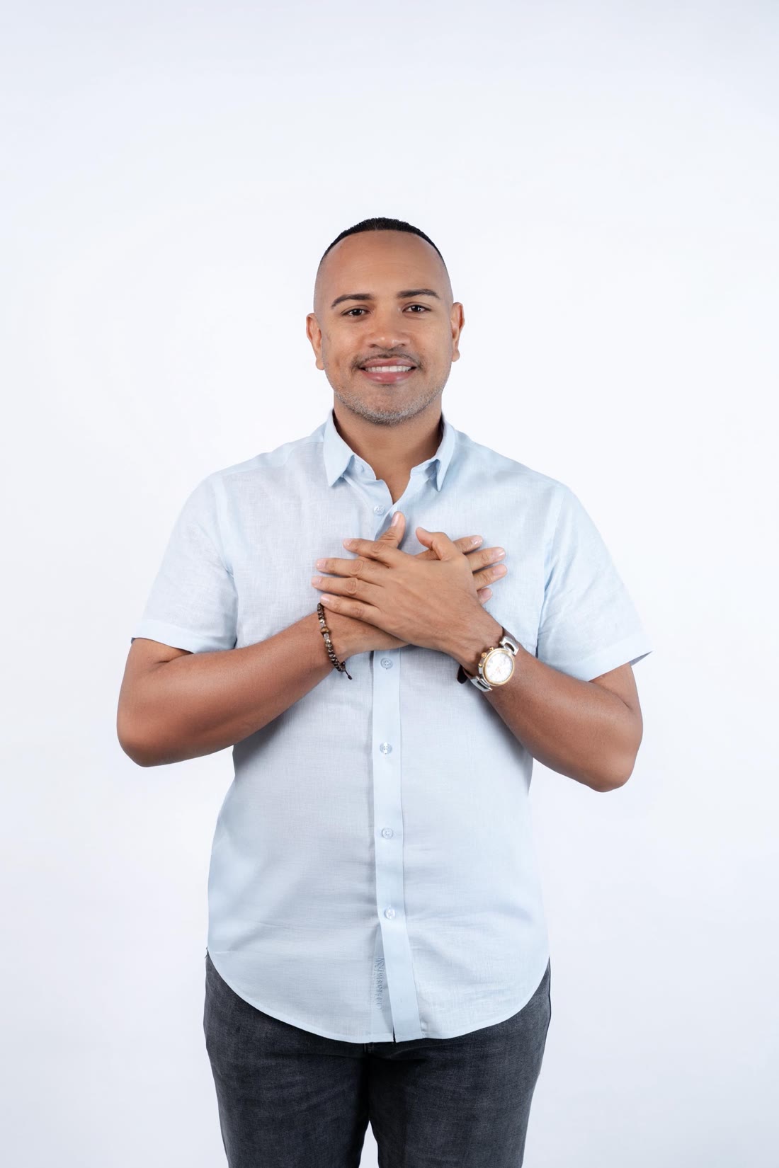 Romeo Lantigua con las manos en el corazón